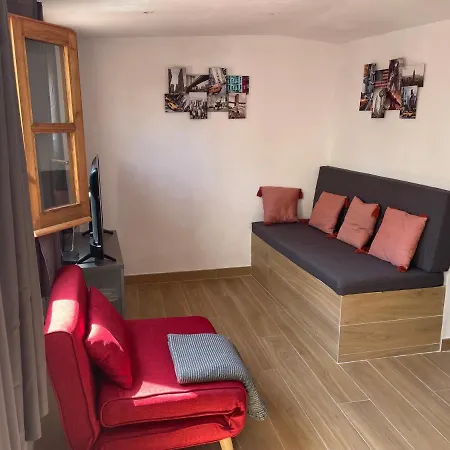 Clauhomes Ferrers Top Apartman *